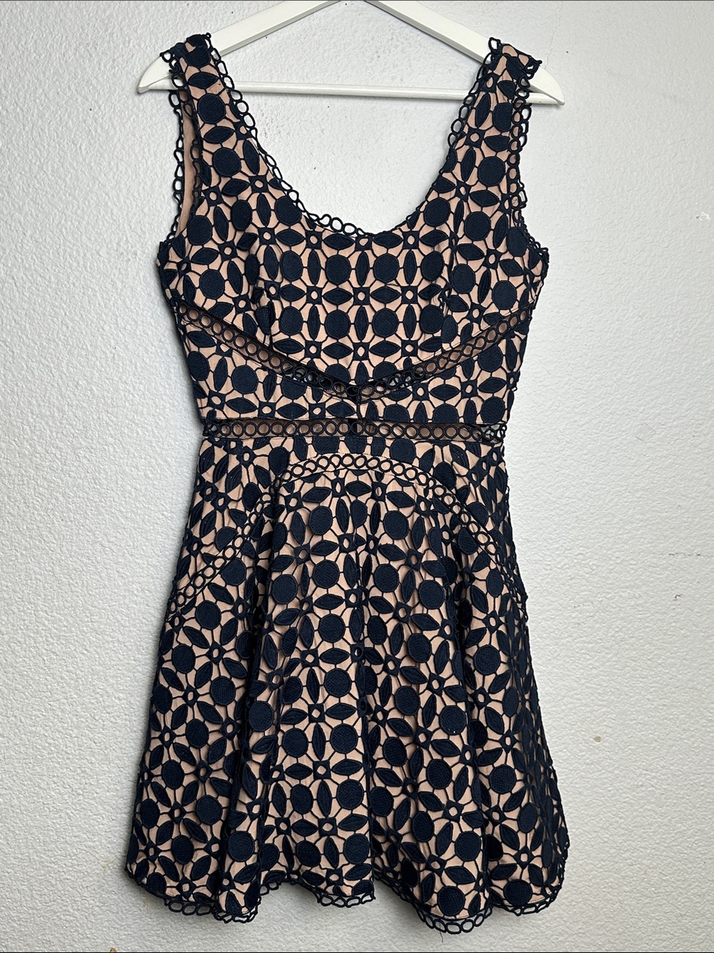 SAU LEE Mini Dress Navy Tan Crochet Lace Sleeveless Womens Size 6
